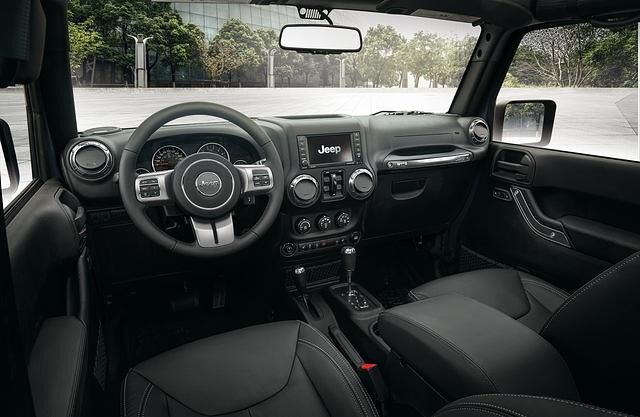 Der Innenraum des Wrangler JK Edition bietet Ledersitze und Premium-Sound