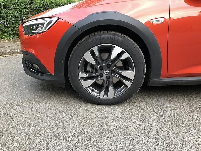 Das adaptive FlexRide-Fahrwerk erledigt seine Aufgabe gut