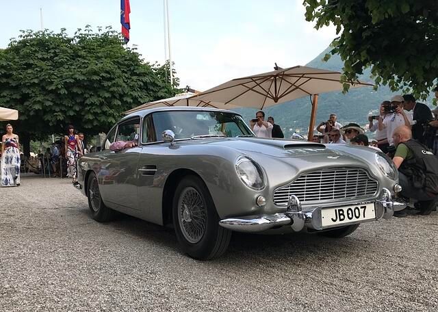 Ein Aston Martin DB5 in den Gärten der Villa d'Este