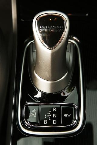 Der Schalthebel ist nur Mimikry: Der Mitsubishi Outlander PHEV hat kein Getriebe im eigentlichen Sinne