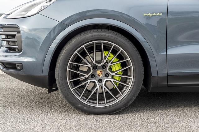 Die grünen Bremssättel sind charakteristisch für die Hybrid-Modelle bei Porsche