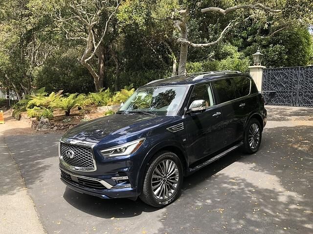 Infiniti QX 80 5.6 V8 - in Pebble Beach zuhause