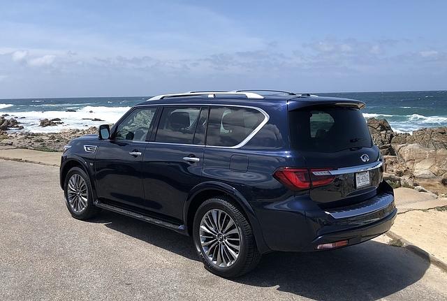 Infiniti QX 80 5.6 V8 - kostet rund 80.000 Dollar