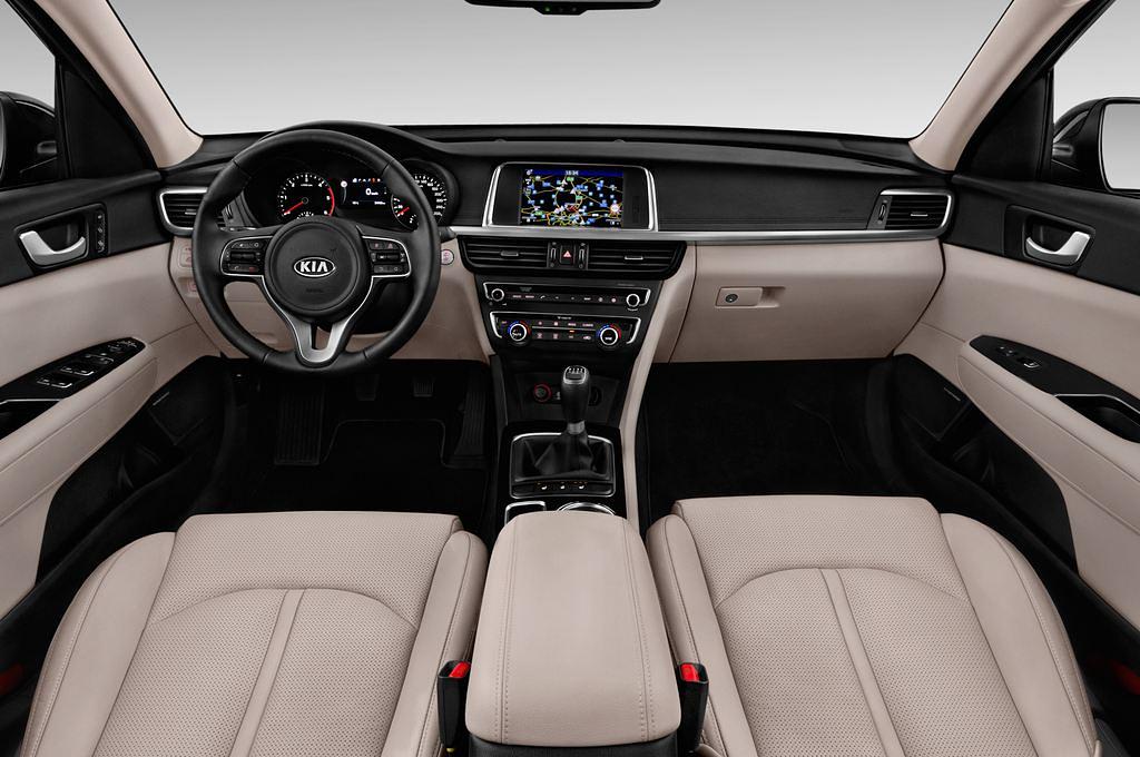 Kia Optima (Baujahr 2016) Spirit 4 Türen Cockpit und Innenraum