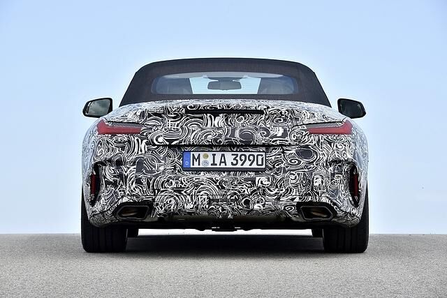 Das Heck zeigt die stämmige Spur - der nächste Z4 ist rund 1,86 Meter breit, das sind Porsche 911er Dimensionen