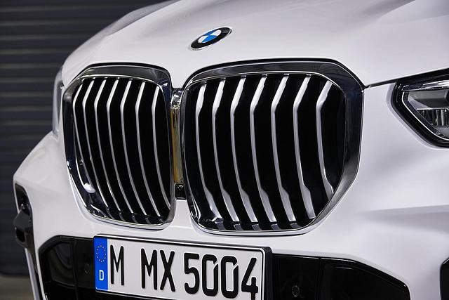 Der Kühlergrill des neuen BMW X5 ist deutlich wuchtiger als beim Vorgänger