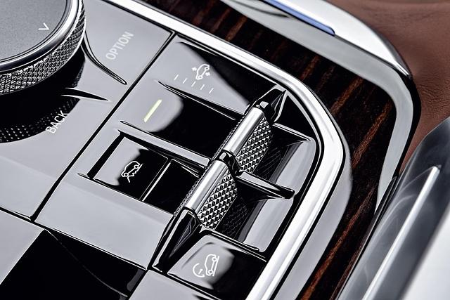 Mit Luftfederung läßt sich die Bodenfreiheit des BMW X5 per Taste verändern