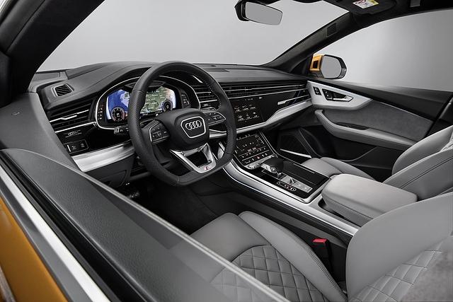 Der Fahrerarbeitsplatz im Audi Q8