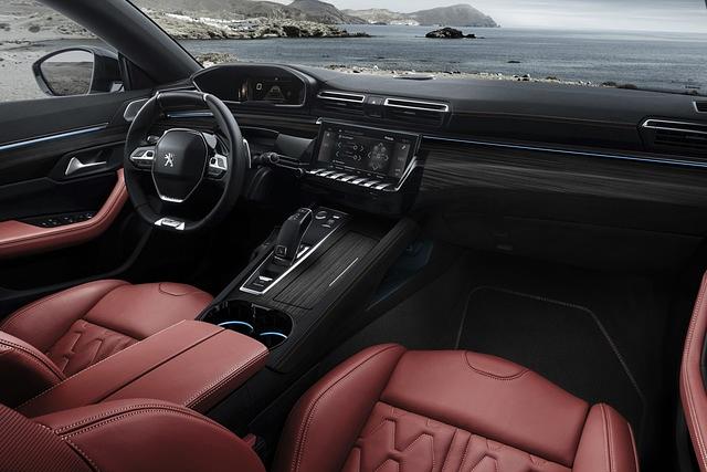 Im Innenraum setzt Peugeot auf die neuste Generation des vollelektronischen Anzeigekonzepts i-Cockpit