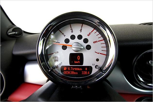 Das Rundinstrument vor dem Fahrer zeigt das Tempo in digitaler Form - auf den Analogtacho guckten wir deshalb nicht