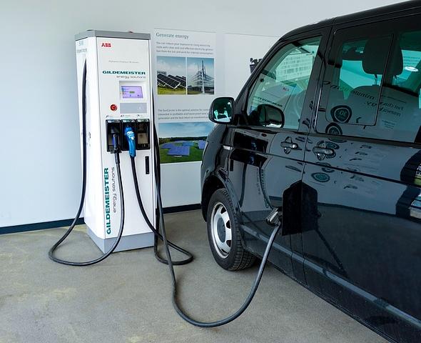 Der 86-kWh-Akku kann an einer CCS-Ladesäule in 90 Minuten auf 80 Prozent befüllt werden