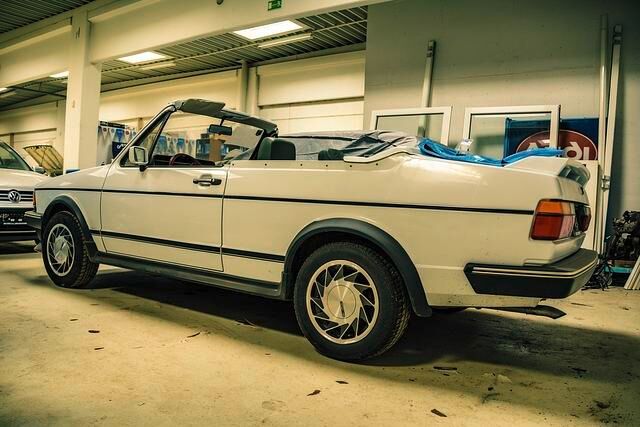 Sieht auf den ersten Blick fast wie ein Saab 900 Cabriolet aus. Doch Basis für diesen Umbau war der VW Jetta