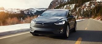 Tödlicher Tesla-Unfall - Autopilot beschleunigte vor Crash