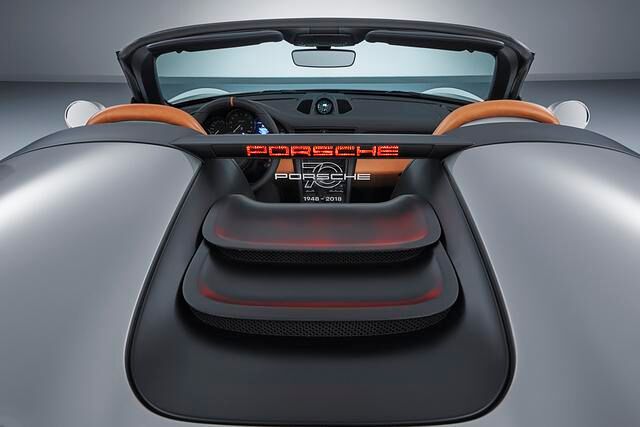 Hinter den Vordersitzen verkleidet eine Heckabdeckung aus Kohlefaser den modernen Überrollschutz, sie ist geprägt von einer Doppelhutze, seit dem 911 Speedster von 1988 Tradition dieser Bauart