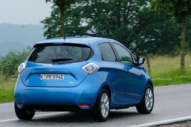 Mit dem Zoe lässt es sich nicht nur flott geradeaus fahren, auch sportives Serpentinenschlängeln macht Spaß