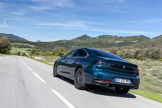 Peugeot 508 1.5 Blue HDI - auch das Heck kann sich mit dem dunklen Lampenmaske sehen lassen