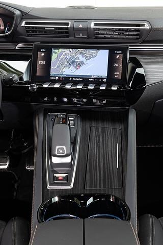 Peugeot 508 1.5 Blue HDI - der Touchscreen in der Mitte misst zehn Zoll