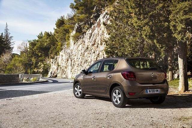In Details wurde die Außenoptik des Sandero II beim Facelift aufgewertet. Außerdem gab es einen neuen, sparsameren Basismotor
