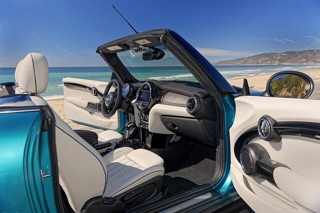 Wer will, kann sich im offenen Mini von einem Harman Kardon HiFi-System beschallen lassen