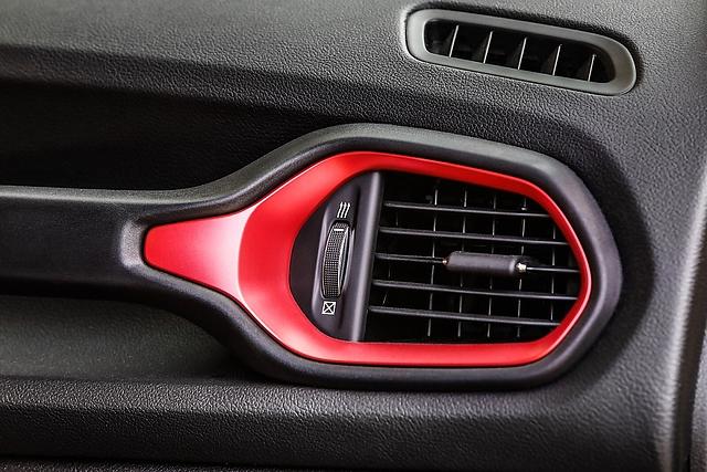 Auf Wunsch kommen die Lüftungen im Jeep Renegade Trailhawk 2018 farbig umrandet