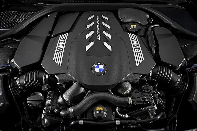 BMW M 850i Coupé - der doppelt aufgeladene Achtzylinder leistet 390 kW / 530 PS