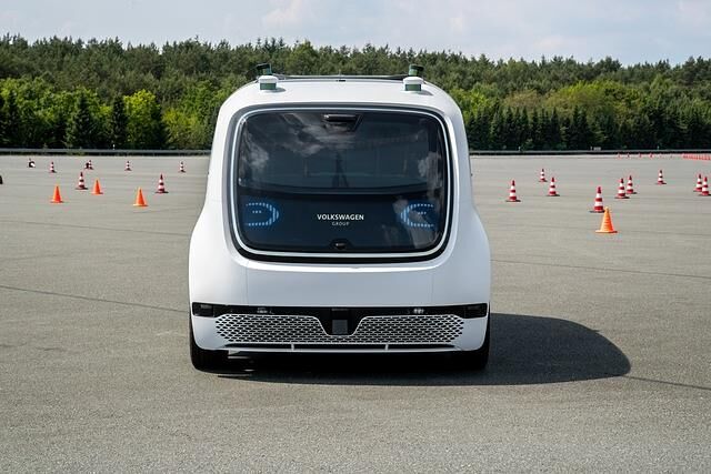 Der Sedric steht auf der Plattform des Kleinstwagens Up