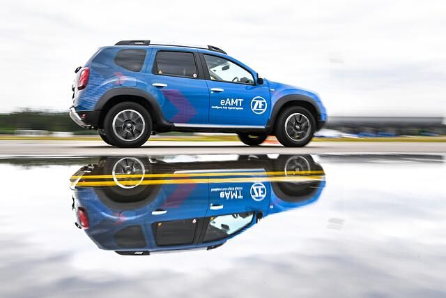 Dass dies bereits in der Realität funktioniert, bewies ein entsprechend umgebauter Dacia  Duster als eAMT-Demonstrationsfahrzeug