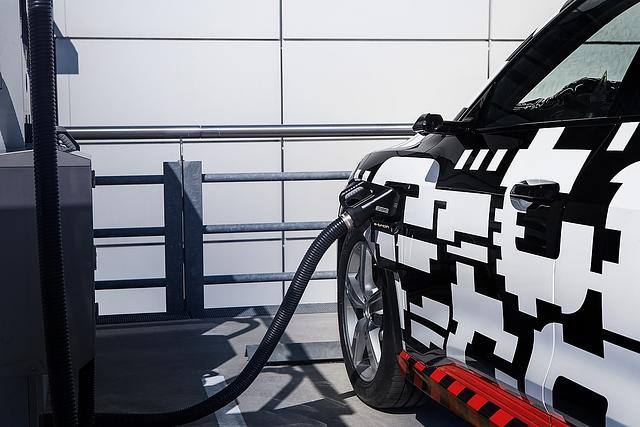 Der Audi e-tron ist bei 150 kW nach 30 Minuten auf 80 Prozent gefüllt