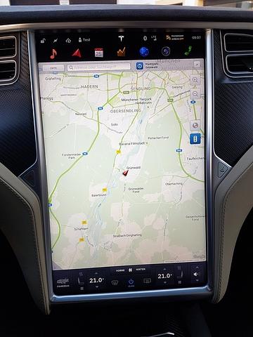 Das riesige Tablet-Display gehört zum Tesla Model X