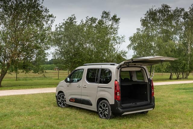 Aber auch im normalen Alltag einer größeren Familie ist der Citroen ein kleiner, großer Held. Die beiden hinteren Schiebetüren sind praktisch und in den Fond passen neben einer halben...
