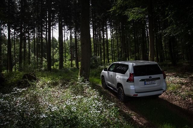 Die Straßenreifen des Toyota Land Cruiser kommen auf schlammigen Untergrund schnell an ihre Grenzen