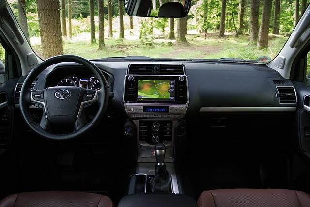 Modern, funktional, gediegen: Die Kommandozentrale des neuen Toyota Land Cruiser
