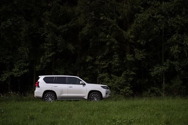 Alternativ kann man den Toyota Land Cruiser auch als 4,40 Meter langen Dreitürer bekommen