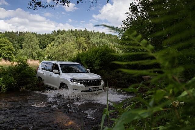 Einem Toyota Land Cruiser ist es eigentlich egal, ob er nun auf Straßen oder abseits von diesen fährt