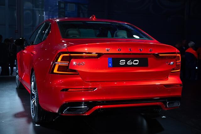 Der viertürige S60 orientiert sich weitgehend am bereits erhältlichen V60, verzichtet als erstes Modell der Schweden jedoch auf einen Dieselmotor.
