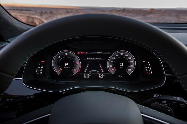 Das Flaggschiff A8 lässt grüßen: großes, konfigurierbares Display hinterm Lenkrad, Monitor mittig über der Mittelkonsole...