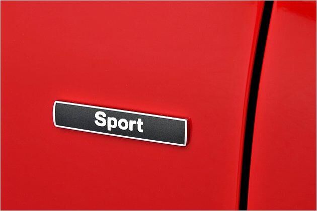 Ein kleiner Schriftzug auf den vorderen Kotflügeln weist die Sport Line aus