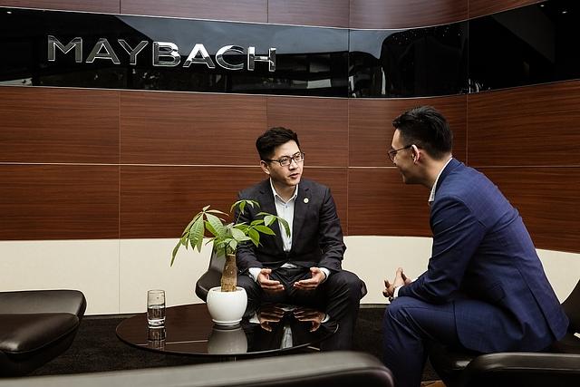 AMG- / Maybach Autohaus Hangzhou: Tom im Kundengespräch