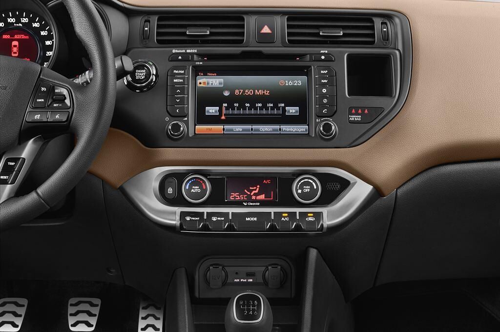 Kia Rio (Baujahr 2011) Spirit 5 Türen Mittelkonsole