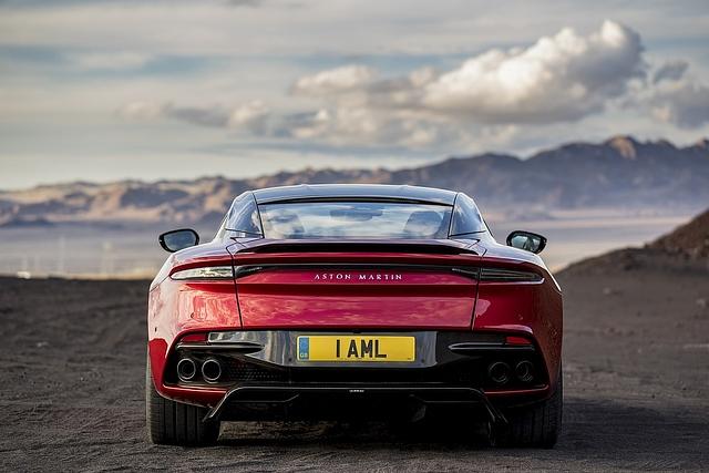Der DBS Superleggera steht breitbeinig da