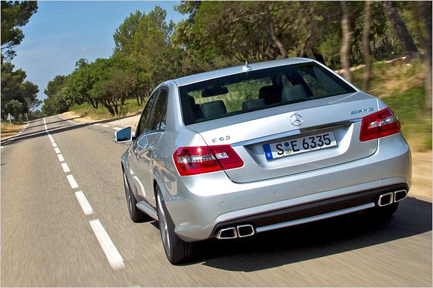Vier Endrohre entlassen die Abgase beim E 63 AMG nach außen
