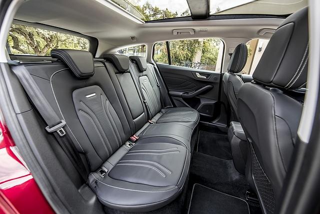 Ford Focus 1.5 Ecoboost Turnier - die hinteren Kopfstützen könnten bequemer sei, wenn sie ausgezogen sind
