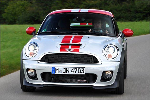 Von vorne ist das Coupé kaum vom Mini in klassischer Karosserieform zu unterscheiden