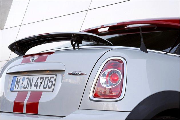Das Topmodell ziert zudem ein John-Cooper-Works-Logo am Heck