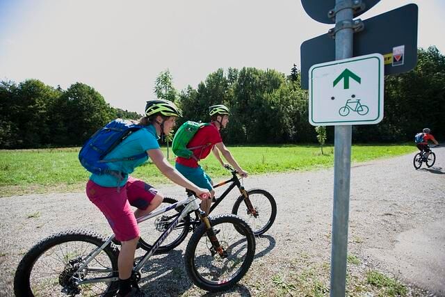 Die grünen Pfeile sollen Radfahrern Orientierung geben