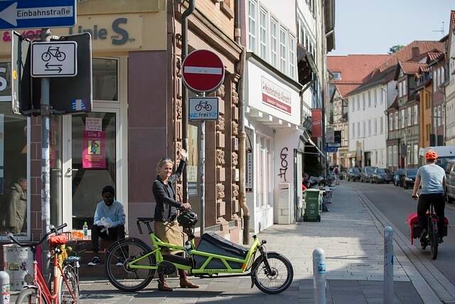 In diese Einbahnstraße darf man als Radfahrer auch entgegengesetzt der Fahrbahnrichtung fahren