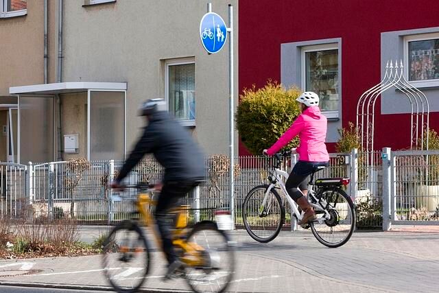 Während Pedelecs bis 25 km/h wie Fahrräder den Radweg benutzen müssen, gehör die schnellen S-Pedelecs innerorts auf die Straße