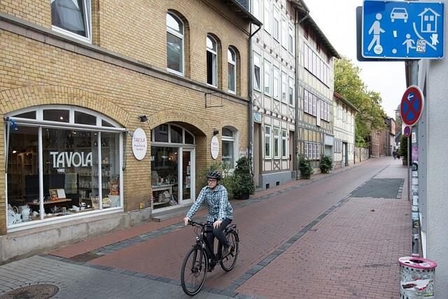 In verkehrsberuhigten Zonen muss man in besonderer Weise auf Fußgänger Rücksicht nehmen
