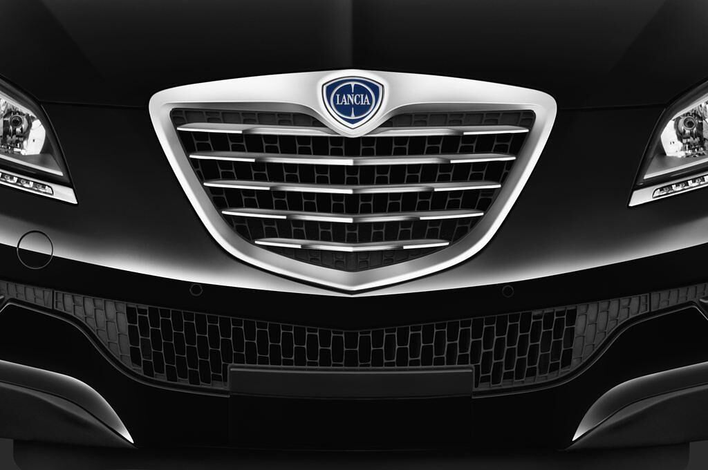 Lancia Delta (Baujahr 2013) Platinum 5 Türen Kühlergrill und Scheinwerfer
