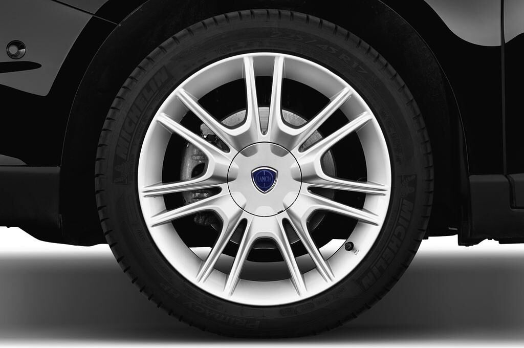 Lancia Delta (Baujahr 2013) Platinum 5 Türen Reifen und Felge